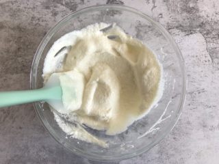 7、酸奶溶豆,上下翻拌均匀