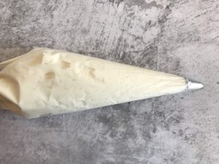 8、酸奶溶豆,装进裱花袋中