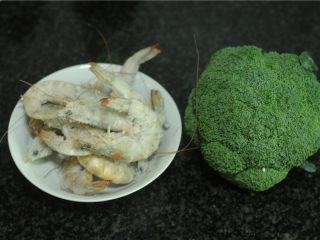 1、西兰花炒虾仁,食材准备好
