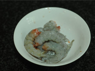 2、西兰花炒虾仁,虾去掉壳