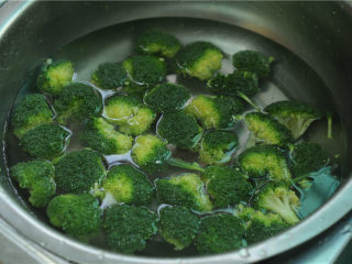 4、西兰花炒虾仁,西兰花掰成小朵，用盐水泡十分钟左右冲洗干净