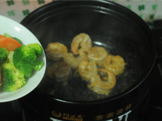 10、西兰花炒虾仁,油锅烧热，将虾仁放进去炒至变色，将汆烫好的蔬菜倒进去