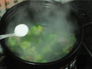 11、西兰花炒虾仁,翻拌一分钟后加入盐