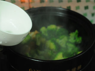 12、西兰花炒虾仁,加水淀粉勾芡