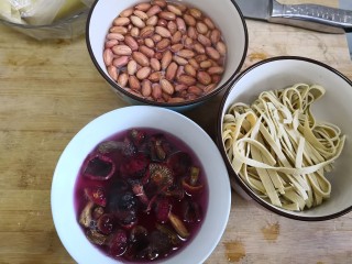 1、砂锅炖猪蹄,红菇提前泡好，花生泡一下，切点豆皮，卤一下也好吃的很