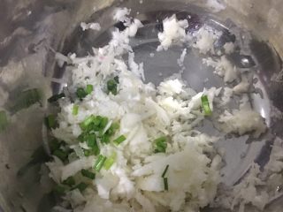 1、香煎萝卜丝饼,1️⃣ 萝卜洗净，削皮，擦成丝，再加入适量香葱末。