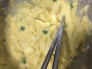 3、香煎萝卜丝饼,3️⃣ 加入适量淀粉，搅拌成不流动的粘稠状。