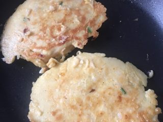 5、香煎萝卜丝饼,5️⃣ 记得一定要煎久一点！因为中间淀粉容易夹生，煎到表面呈焦黄才算完成奥～