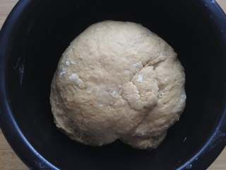 6、红糖馒头,和成面团,盖上保鲜膜醒15分钟