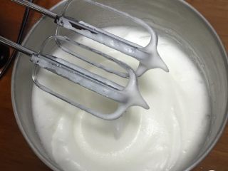 2、什锦果酱蛋糕卷,用高速搅打50圈，蛋白变白，出现倒垂的弯钩加15克细砂糖。