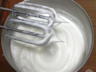 3、什锦果酱蛋糕卷,再搅打50圈，蛋白变得细腻，再加15克细砂糖。