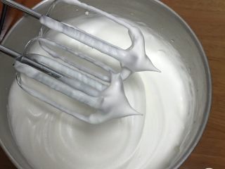 4、什锦果酱蛋糕卷,继续搅打50圈，蛋白变得越来越细腻，蛋白出现直立的小尖峰。