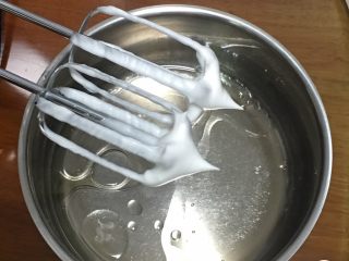 5、什锦果酱蛋糕卷,玉米油和清水混合，加盐用打蛋器低速搅拌至融合。