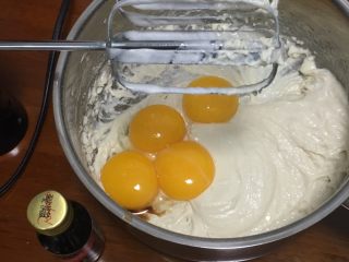 7、什锦果酱蛋糕卷,加入蛋黄和香草精，继续搅打均匀。