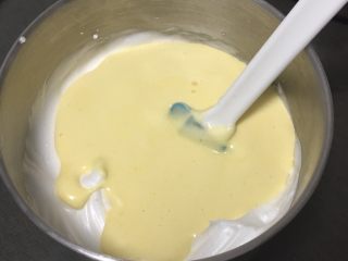 11、什锦果酱蛋糕卷,再将翻拌均匀的蛋糕糊倒回蛋白中。