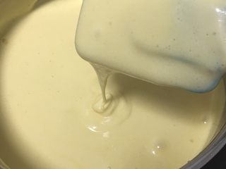 10、什锦果酱蛋糕卷,用翻拌的手法拌匀蛋糕糊。