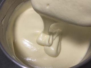 12、什锦果酱蛋糕卷,继续翻拌50次左右，浓稠的蛋糕糊就完成了。