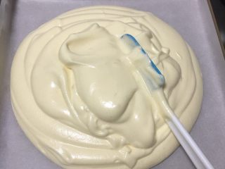 13、什锦果酱蛋糕卷,金盘中放一张烤盘纸，蛋糕糊倒入金盘中。