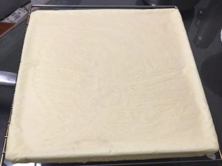 16、什锦果酱蛋糕卷,烤完立即倒扣在网格上。