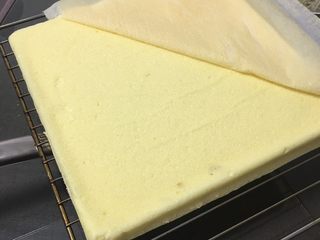 17、什锦果酱蛋糕卷,趁热掀掉烤盘纸，冷却几分钟。