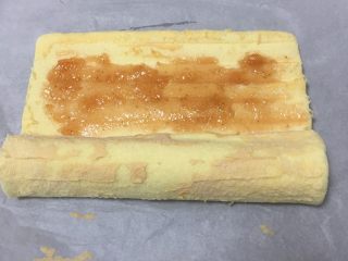 19、什锦果酱蛋糕卷,顺势起来，再铺上什锦果酱。