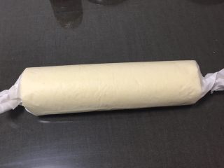 20、什锦果酱蛋糕卷,卷起来，两头收口，放入冰箱冷冻一小时。