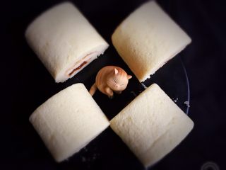 21、什锦果酱蛋糕卷,冷冻后拿出用细齿刀切开，细齿刀加热一下切，这样刀口平整光滑。