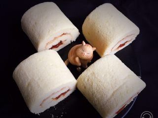 22、什锦果酱蛋糕卷,完美的蛋糕卷就做好了。