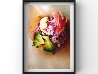 2、番茄肉酱蝴蝶面,将五花肉，洋葱，西兰花，蒜2个一起放入辅食机搅拌成泥如图3！要是小月龄宝宝吃可不放蒜！