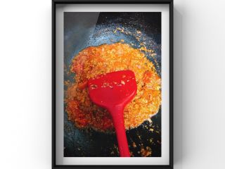 6、番茄肉酱蝴蝶面,加入适量温水没过肉末后，大火煮开后转小火煮调入少量宝宝酱油至有一点点粘稠感即可关火！