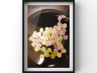 7、番茄肉酱蝴蝶面,.另起一锅水滴入一滴油后倒入蝴蝶面煮熟即可！