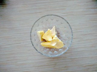 2、蔓越莓奶酥条,2.黄油一定要室温软化到手指，能轻松的按出一个坑。这里我用了两种黄油，一个是发酵黄油，一个是黄油卷。