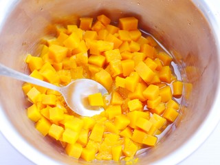 4、南瓜小橘灯,蒸好的南瓜取出压成泥。