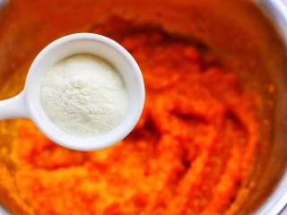 5、南瓜小橘灯,加入澳优淳璀妈妈奶粉。