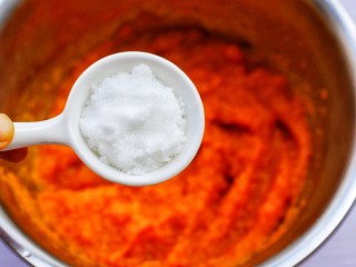 6、南瓜小橘灯,加入白糖。