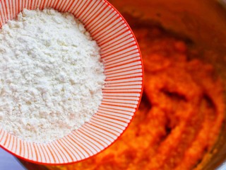 7、南瓜小橘灯,分多次加入面粉。