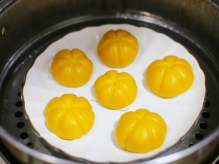 12、南瓜小橘灯,上锅大火蒸20分钟，取出后在顶部插入橘叶即可。