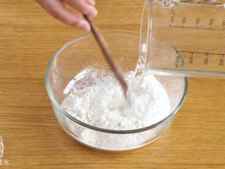 1、宝宝春饼12M+(宝宝辅食),面粉加清水，搅拌成絮状