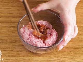 4、宝宝春饼12M+(宝宝辅食),加酱油搅拌均匀