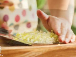 5、宝宝春饼12M+(宝宝辅食),切娃娃菜丁