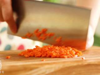 6、宝宝春饼12M+(宝宝辅食),切胡萝卜丁