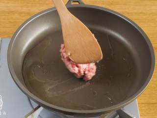 7、宝宝春饼12M+(宝宝辅食),热锅刷油，放入肉馅，翻炒一会