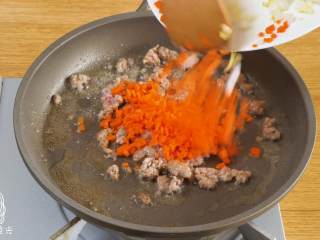 8、宝宝春饼12M+(宝宝辅食),放入胡萝卜丁