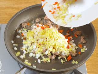 9、宝宝春饼12M+(宝宝辅食),放入娃娃菜丁