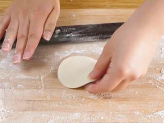 12、宝宝春饼12M+(宝宝辅食),擀成饺子皮一样的面皮