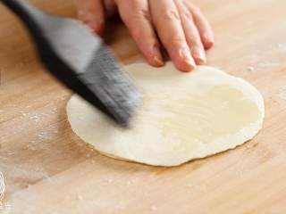 13、宝宝春饼12M+(宝宝辅食),在面皮上刷上食用油