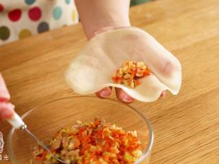 18、宝宝春饼12M+(宝宝辅食),把炒好的馅放入面皮上