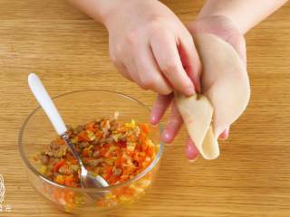 19、宝宝春饼12M+(宝宝辅食),从一面开始慢慢卷起来