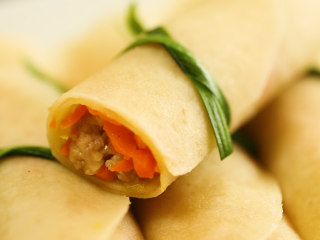 20、宝宝春饼12M+(宝宝辅食),最后再用韭菜轻轻把卷好的春饼系上即可