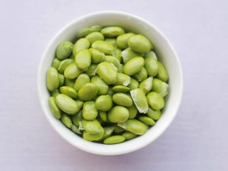 3、丝瓜毛豆虾米汤,毛豆剥粒洗净。